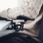 Nahaufnahme einer mousetrapper Armstütze, die den Unterarm beim Arbeiten am Schreibtisch ergonomisch unterstützt.